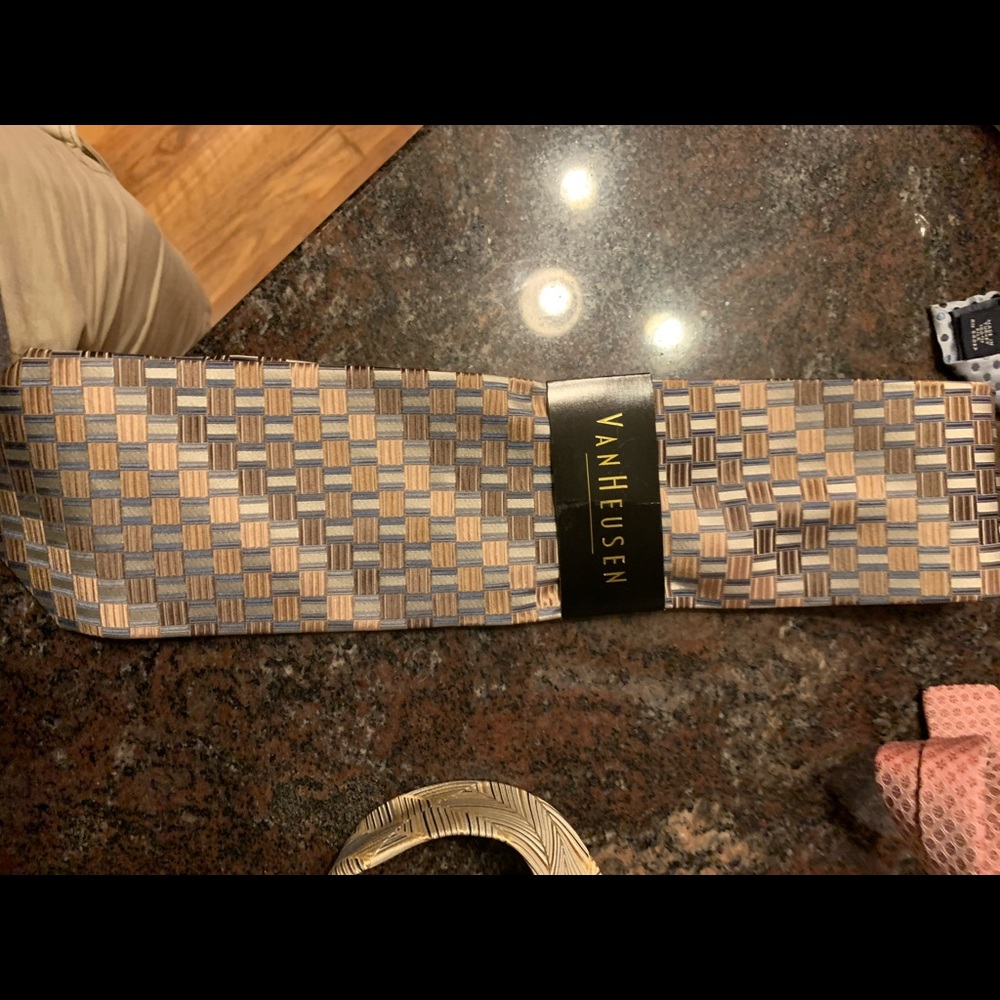 Van Heusen gold pattern tie.